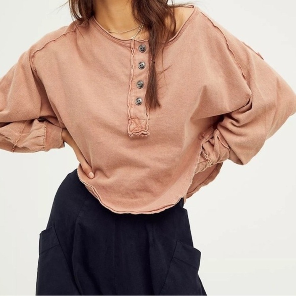 WB10 We The Free Distressed Henley Crop Top Long Sleeve Washed Peach Extra Small